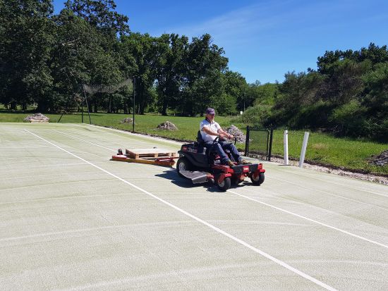 Sablage d'un tennis en gazon synthétique à Landiras (33)