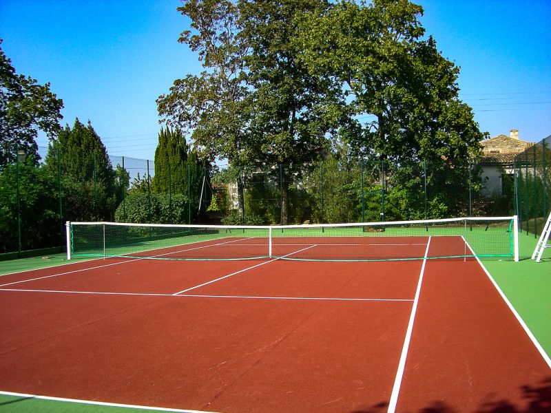 Peinture acrylique sur tennis en béton poreux à Niort