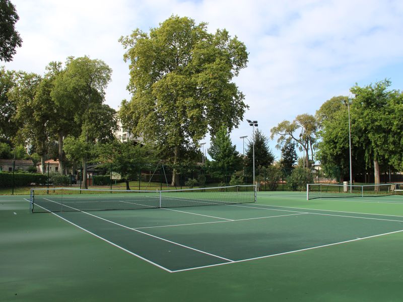 Tennis en revêtement acrylique à la Villa Primrose Bordeaux