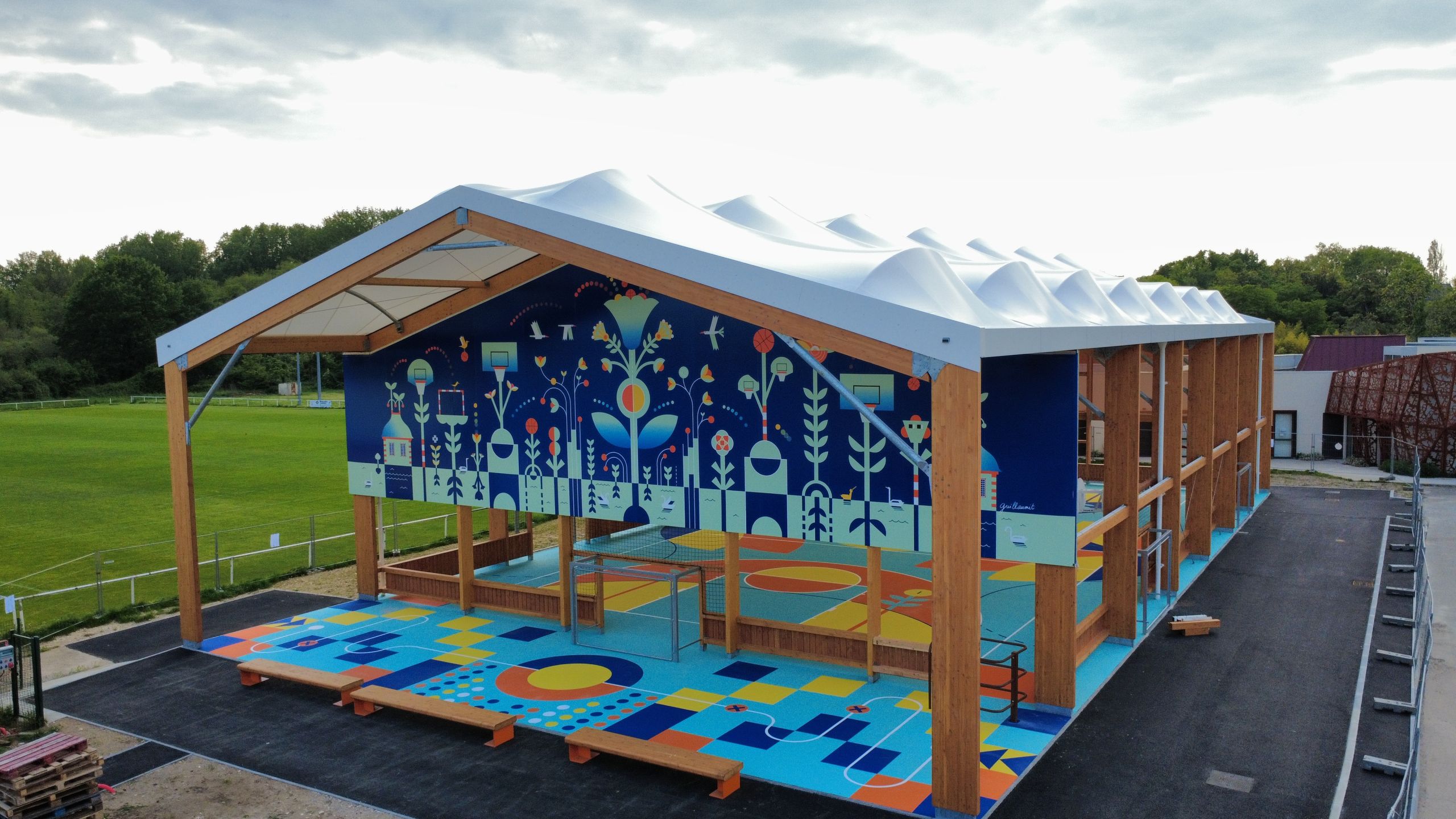 Halle sportive, résine et peinture acrylique